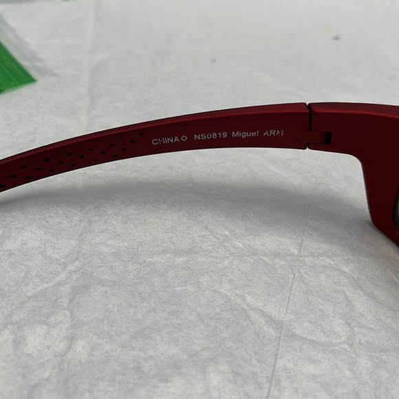 Gently used FOSTER GRANT red/maroon rubberized athletic sunglasses - Picture 4 of 4